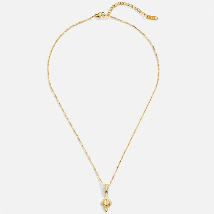 Collier doré avec opale blanche lunaire