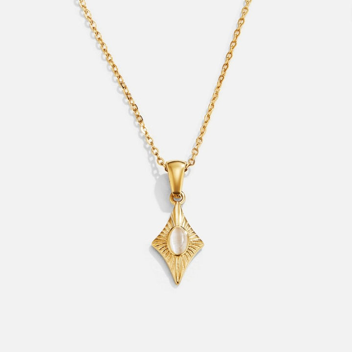 Collier doré avec opale blanche lunaire