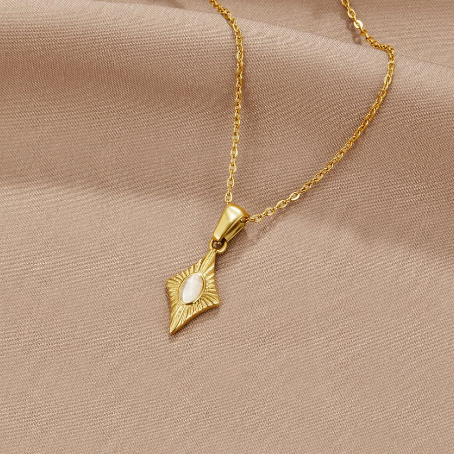 Collier doré avec opale blanche lunaire