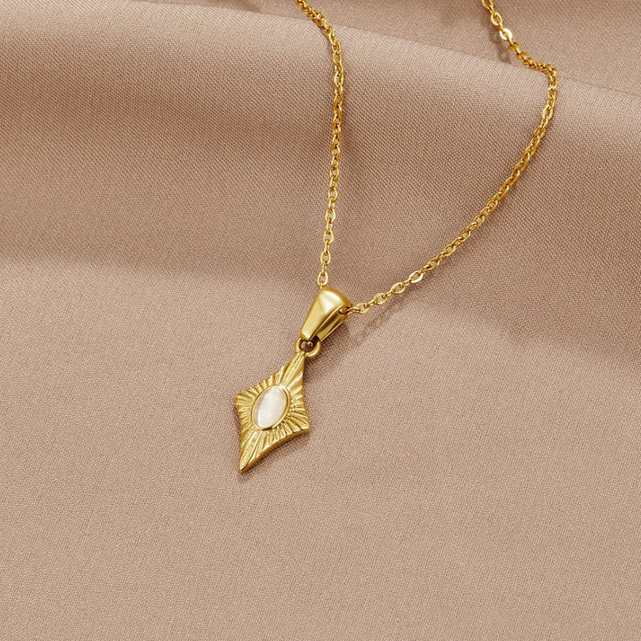 Collier doré avec opale blanche lunaire