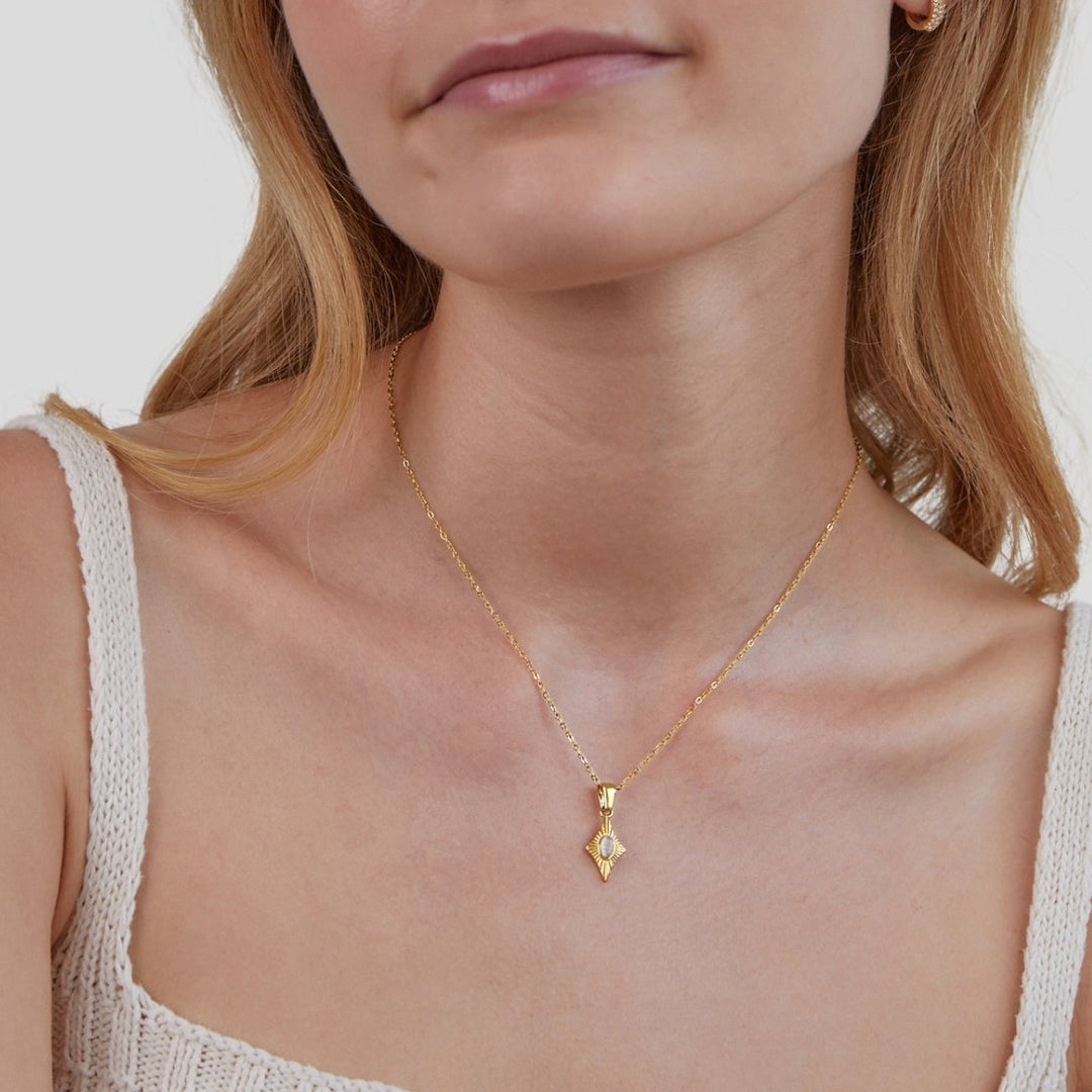 Collier doré avec opale blanche lunaire