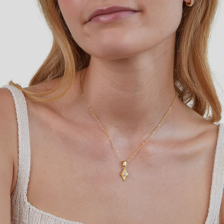 Collier doré avec opale blanche lunaire