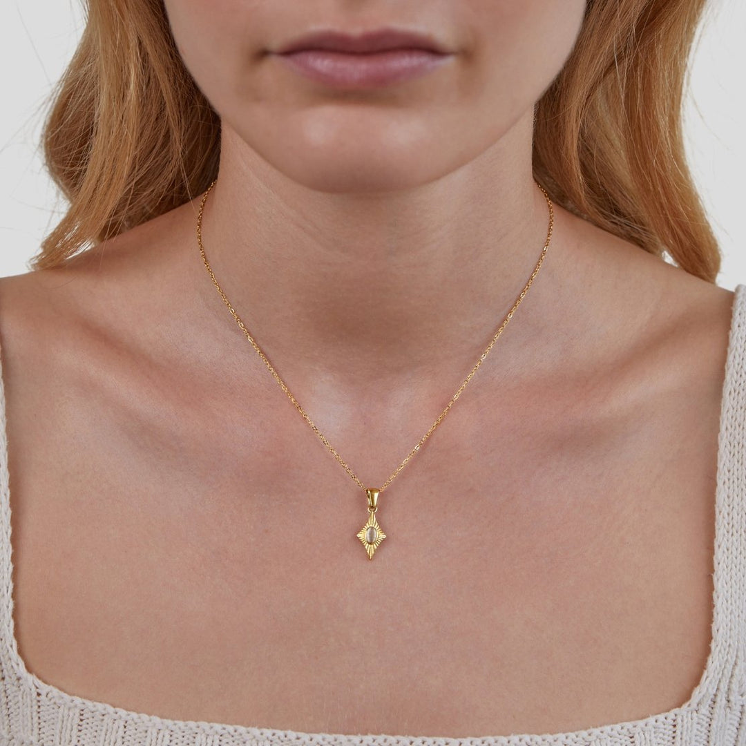 Collier doré avec opale blanche lunaire