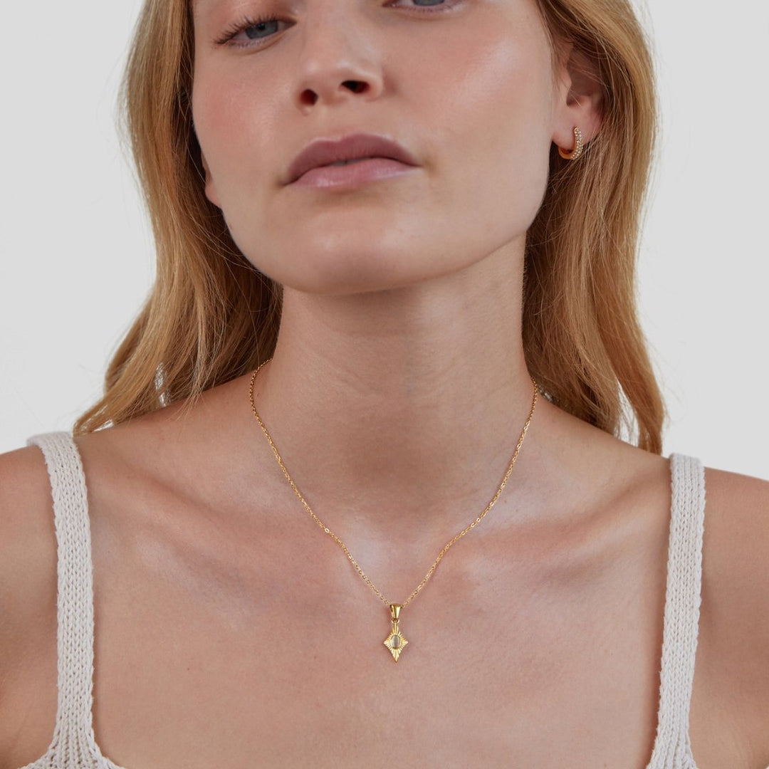 Collier doré avec opale blanche lunaire